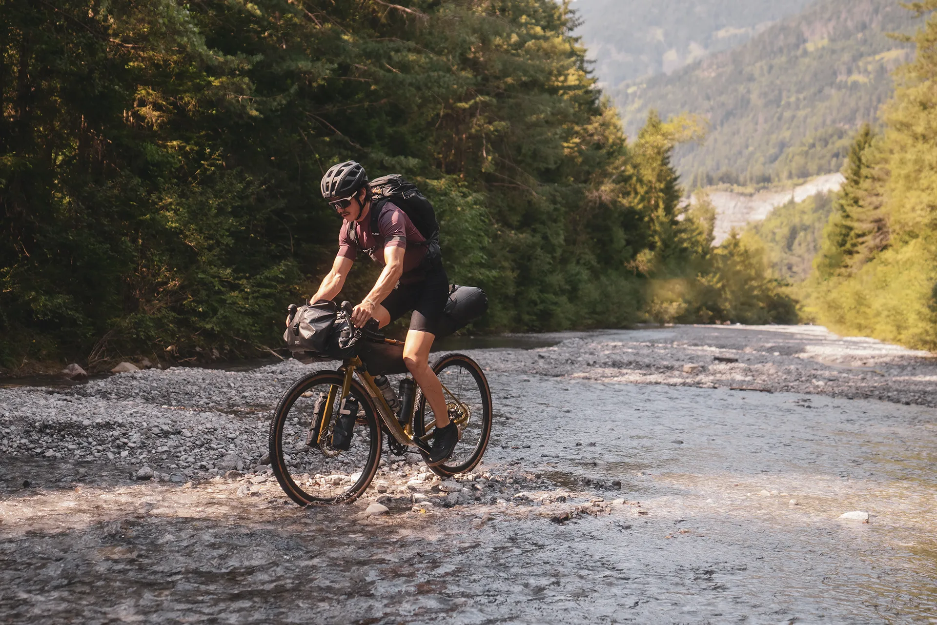 Gravelbike fietsen door rivier