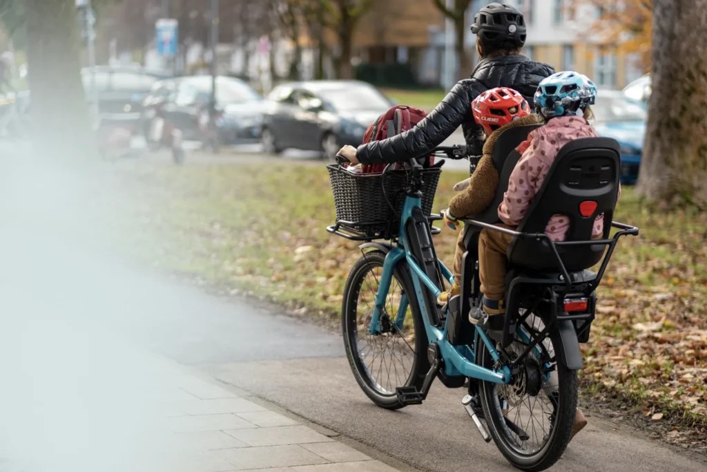 Cube bakfiets Mutsaarsbikes elektrische stadsfiets met kinderzitjes en bak voorop in schijndel