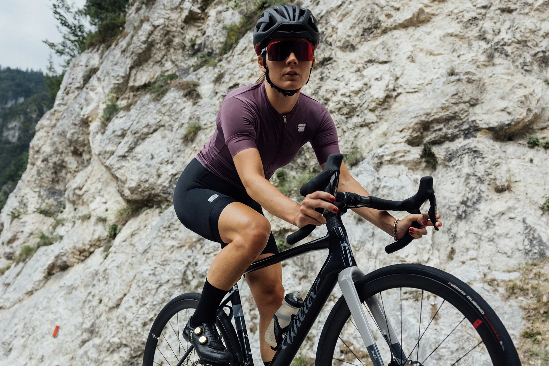 Wielrenner beklimt bergtop