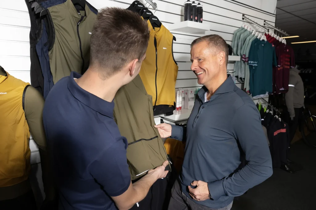 Mutsaars Bikes advies op afdeling fietsaccessoires